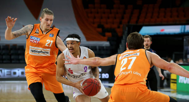 她采用了守 她采用了守